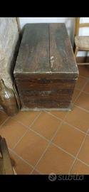 Antico baule in legno massello.