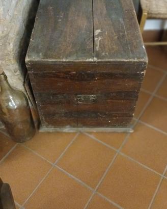 Antico baule in legno massello.
