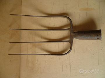 Attrezzo rurale forca forgiata 4 rebbi anni 50