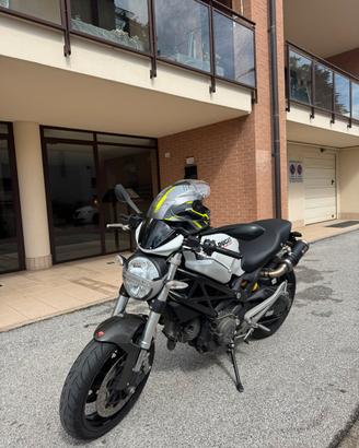 Monster 696