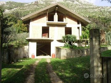 Casa indipendente di 300 m² con più di 5 locali e 