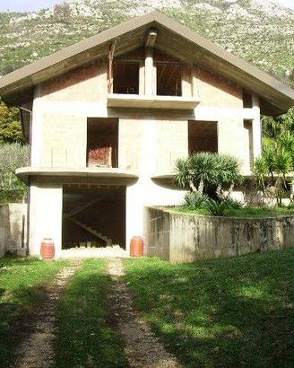 Casa indipendente di 300 m² con più di 5 locali e 