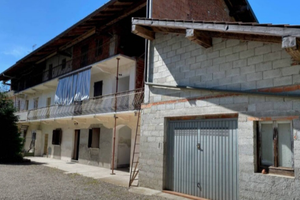 Casa indipendente a Suno libera su tre lati