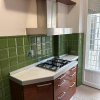 Cucina in noce con elettrodomestici come nuova