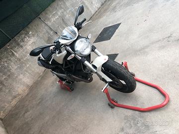 Moto Ducati Monster 696 plus