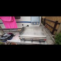 barbecue a gas in acciaio con carrello