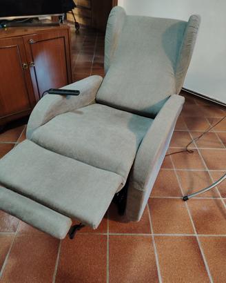 Poltrona con alzata assistita