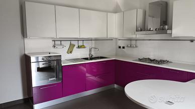 Cucina accessoriata come nuova (vedi foto).