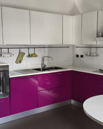 Cucina accessoriata come nuova (vedi foto).