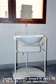 Lavabo da camera in metallo con specchio