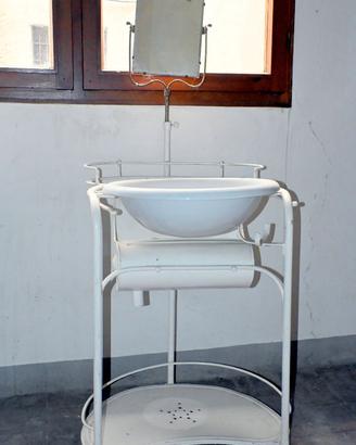 Lavabo da camera in metallo con specchio