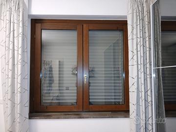 porta finestra e finestra in legno e zanzariere