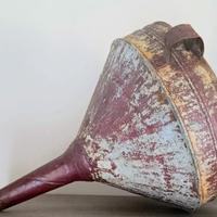 Antico imbuto in metallo per vino.