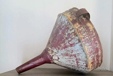 Antico imbuto in metallo per vino.