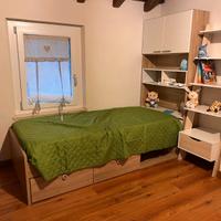 Camerette gemelle con armadi e letto contenitore