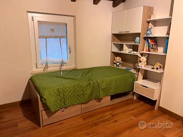 Camerette gemelle con armadi e letto contenitore