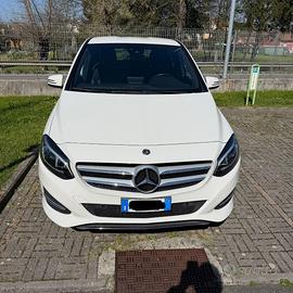 Splendida Mercedes BenzB180 sport interni in pelle