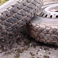  coppia di cerchi e gomme chiodate