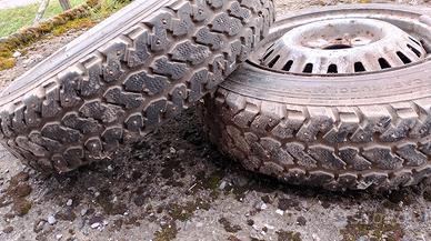  coppia di cerchi e gomme chiodate