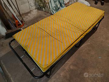Letto pieghevole con doppio materasso