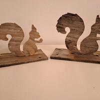 Coppia di scoiattoli intagliati su legno vecchio