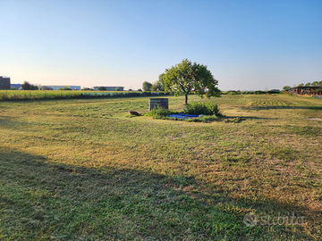 Campo recintato con acqua e corrente