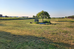 Campo recintato con acqua e corrente