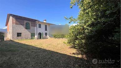 Villa di 170 m² con 5 locali e box auto a Porcari
