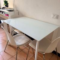 tavolo in vetro opaco bianco e 4 sedie bianche