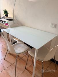 tavolo in vetro opaco bianco e 4 sedie bianche