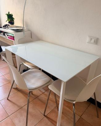 tavolo in vetro opaco bianco e 4 sedie bianche