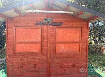 Casetta/chiosco in legno da esterno con finestre