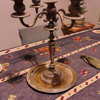 Candelabro antico in peltro grigio