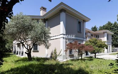 VILLA CON PISCINA, AMPIO GIARDINO E INTERNI DI LUS