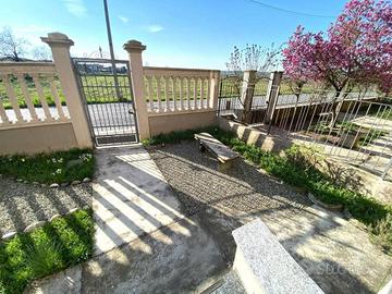 Villa di 208 m² con 5 locali e box auto a Trino