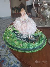 Dama con abito in pizzo di porcellana al ruscello