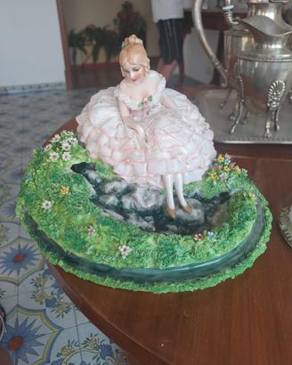 Dama con abito in pizzo di porcellana al ruscello