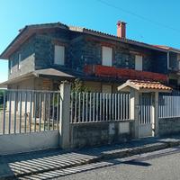 Villetta indipendente su tre livelli con giardino