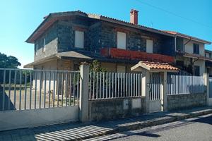 Villetta indipendente su tre livelli con giardino