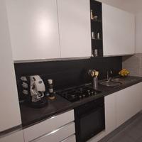 Cucina compresa di tavolo