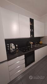 Cucina compresa di tavolo