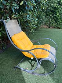 Sedia a dondolo da giardino con cuscino