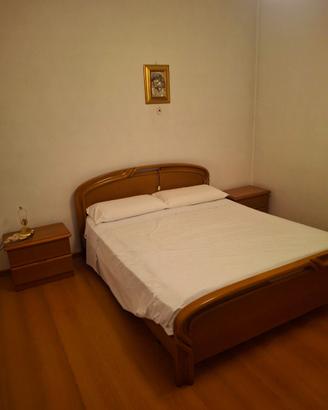 Camera matrimoniale legno-letto como' specchio