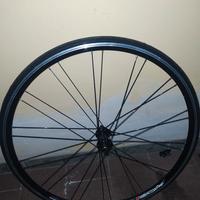 Ruota anteriore bicicletta da strada corsa.