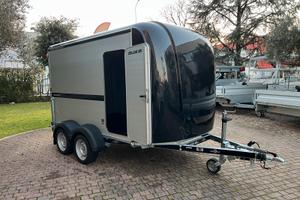 Rimorchio furgonato con rampa