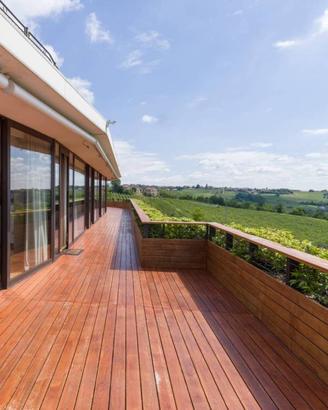 Villa di 300 m² con più di 5 locali e box auto a R