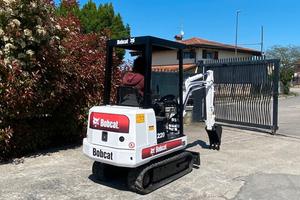 E295 - Escavatore Bobcat 220