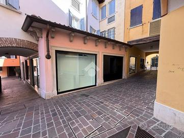 NEGOZIO A DESENZANO DEL GARDA