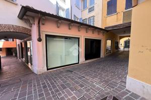 NEGOZIO A DESENZANO DEL GARDA