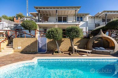 Villa di pregio su 3 livelli con vista 360° sul Go